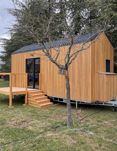 errasse en bois avec vue panoramique depuis une tiny home à Nyons.