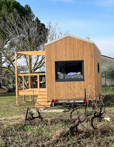 Tiny home en bois élégante à Nyons, intégrée harmonieusement dans un cadre naturel